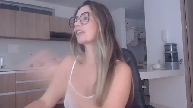 Snapshot of LovePaula chatting on 04-14-26, 10:31 LovePaula online show from 04-14-26, 10:31