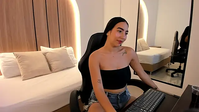 olivia willoow online show from 12-14-25, 03:24