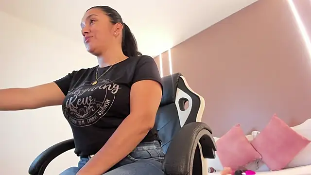 zoee zi online show from 02-06-26, 07:43