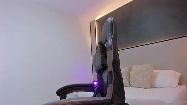 zoee zi online show from 11-18-25, 07:50