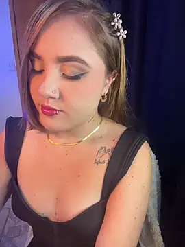 Snapshot of Dakota_Greys chatting on 10-18-25, 01:46 Dakota Greys online show from 10-18-25, 01:46