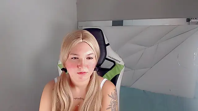 Snapshot of kathy_doll chatting on 10-20-25, 12:24 kathy doll online show from 10-20-25, 12:24