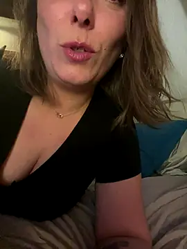 Snapshot of Reine_du_Vice84 chatting on 01-05-26, 11:52 Reine du Vice84 online show from 01-05-26, 11:52