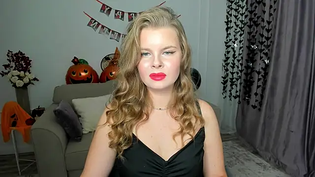 Snapshot of WildeDesiree chatting on 10-20-25, 12:27 WildeDesiree online show from 10-20-25, 12:27