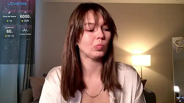 Snapshot of EllaCanny chatting on 05-06-26, 03:54 EllaCanny online show from 05-06-26, 03:54