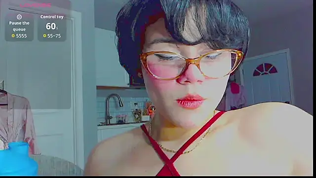 Snapshot of LunaMilav chatting on 10-05-25, 01:51 LunaMilav online show from 10-05-25, 01:51