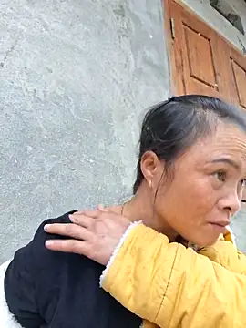 xuxulovezz online show from 10-24-25, 06:56