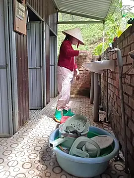 Helen-Tran online show from 11-21-25, 03:27