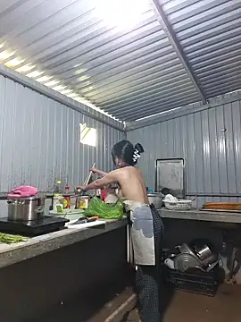 Helen-Tran online show from 12-18-25, 05:34