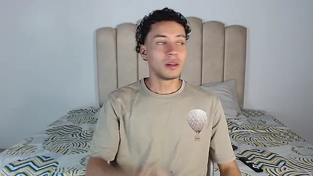 Snapshot of aroncooper1 chatting on 11-08-25, 04:05 aroncooper1 online show from 11-08-25, 04:05