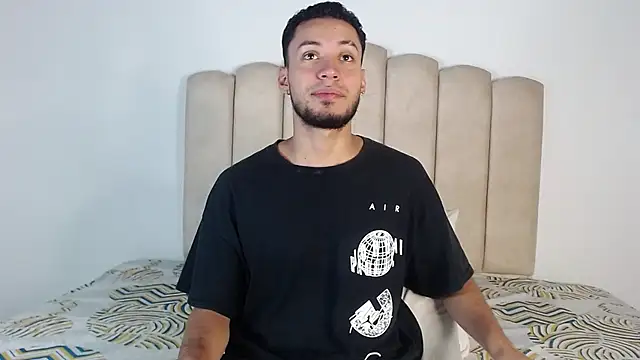 Snapshot of aroncooper1 chatting on 01-08-26, 01:33 aroncooper1 online show from 01-08-26, 01:33