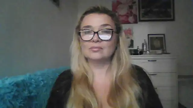 Snapshot of Myrienna chatting on 10-03-25, 10:44 Myrienna online show from 10-03-25, 10:44