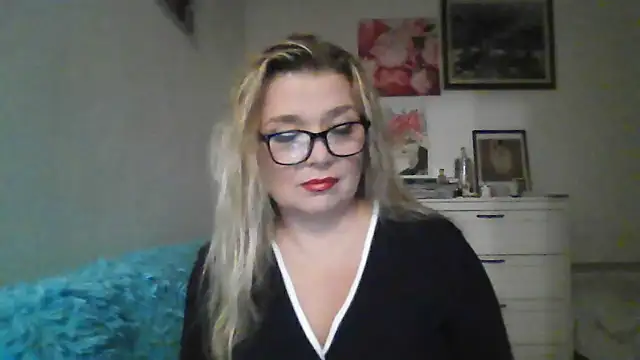 Snapshot of Myrienna chatting on 10-12-25, 10:44 Myrienna online show from 10-12-25, 10:44
