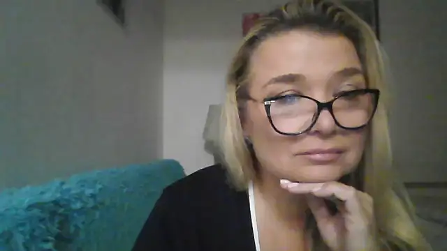 Snapshot of Myrienna chatting on 10-02-25, 08:56 Myrienna online show from 10-02-25, 08:56