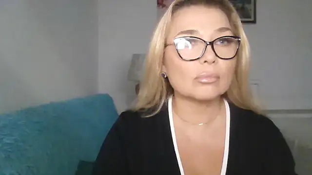 Snapshot of Myrienna chatting on 09-30-25, 07:42 Myrienna online show from 09-30-25, 07:42