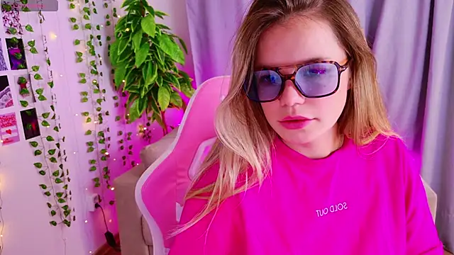 KellyHayden online show from 11-16-25, 04:23