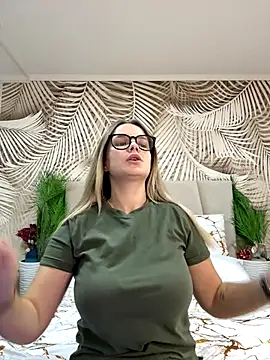 Snapshot of KellyHayden chatting on 10-17-25, 10:29 KellyHayden online show from 10-17-25, 10:29