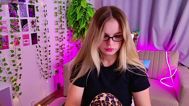 KellyHayden online show from 11-15-25, 03:49