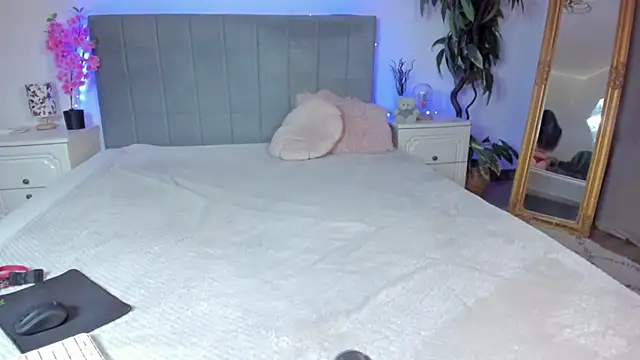 TrishaDarks online show from 11-08-25, 08:51