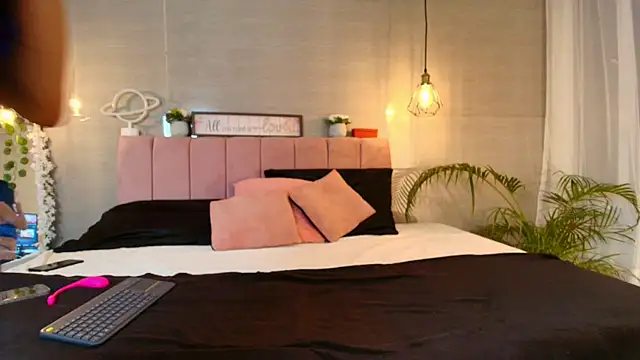 Snapshot of eimi_rosse18 chatting on 10-21-25, 12:26 eimi rosse18 online show from 10-21-25, 12:26