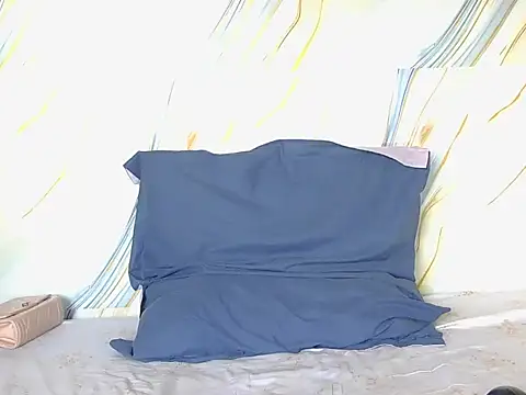 Snapshot of l4_love chatting on 10-14-25, 08:26 l4 love online show from 10-14-25, 08:26