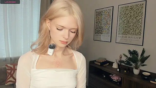 Snapshot of LaureMestler chatting on 10-17-25, 08:06 LaureMestler online show from 10-17-25, 08:06