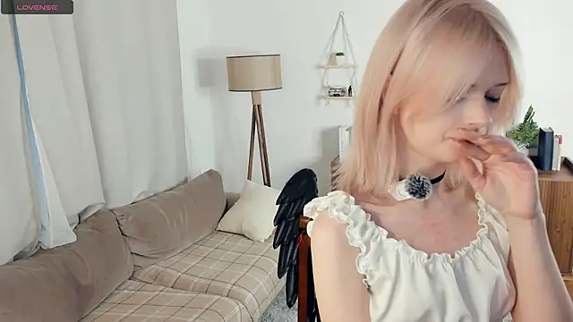 LaureMestler online show from 12-21-25, 07:43