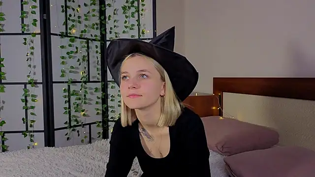 KelleDomin online show from 10-19-25, 08:55