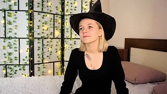 KelleDomin online show from 10-18-25, 07:27