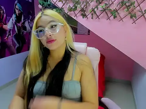 Snapshot of missylove303av chatting on 10-15-25, 02:36 missylove303av online show from 10-15-25, 02:36