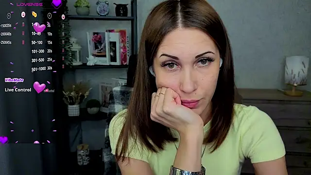 Snapshot of DreamVelour chatting on 02-12-26, 05:56 DreamVelour online show from 02-12-26, 05:56