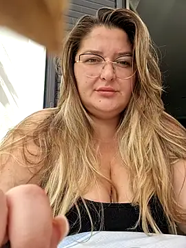 Snapshot of HornyBella88 chatting on 10-15-25, 09:39 HornyBella88 online show from 10-15-25, 09:39