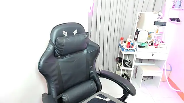 Snapshot of BubbbleButtDemi chatting on 06-15-26, 04:23 BubbbleButtDemi online show from 06-15-26, 04:23