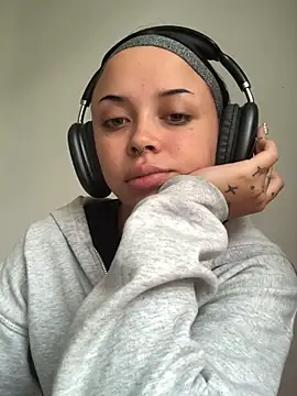 NaiaWhisper online show from 09-30-25, 02:34