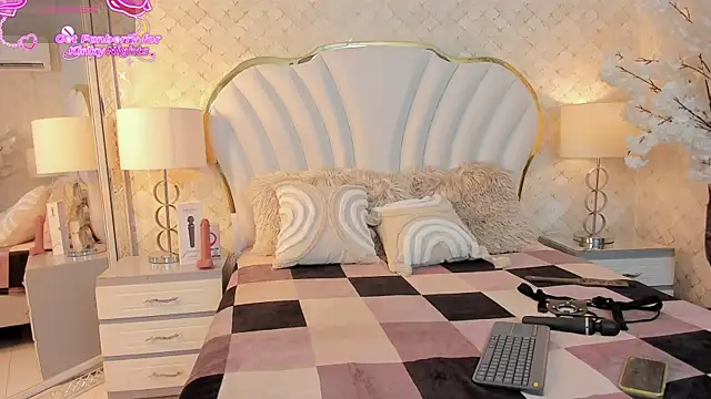 NaiaWhisper online show from 12-21-25, 04:25