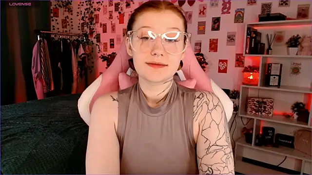 Ayla Hicks online show from 10-12-25, 03:08