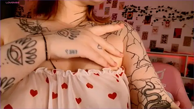 Ayla Hicks online show from 10-16-25, 03:59