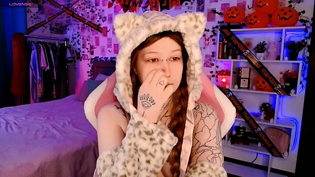 Ayla Hicks online show from 10-25-25, 04:22