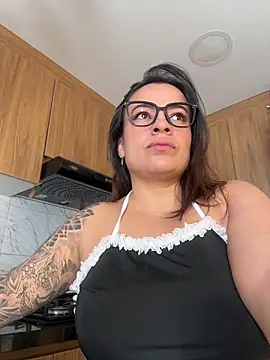 Snapshot of liz_and_thiago chatting on 05-15-26, 01:53 liz and thiago online show from 05-15-26, 01:53
