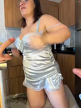 Snapshot of liz_and_thiago chatting on 02-27-26, 01:11 liz and thiago online show from 02-27-26, 01:11