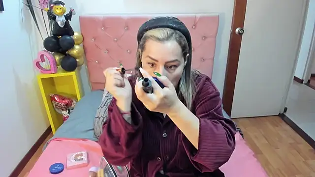 Snapshot of tinalorenz_ chatting on 10-21-25, 01:43 tinalorenz online show from 10-21-25, 01:43