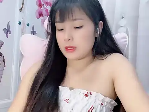 Snapshot of Lie_liee chatting on 07-17-26, 01:41 Lie liee online show from 07-17-26, 01:41