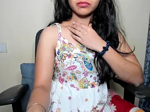 Queen-Bee143 online show from 04-21-26, 02:47