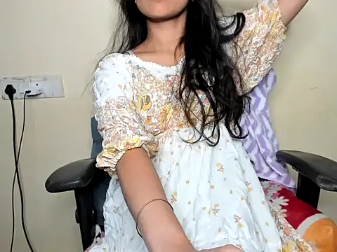 Queen-Bee143 online show from 04-21-26, 06:25