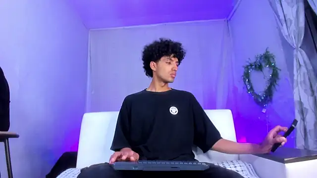 Snapshot of josesweet_ chatting on 10-29-25, 04:28 josesweet  online show from 10-29-25, 04:28