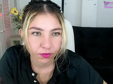 Snapshot of vanessa_21__ chatting on 10-10-25, 11:05 vanessa 21   online show from 10-10-25, 11:05