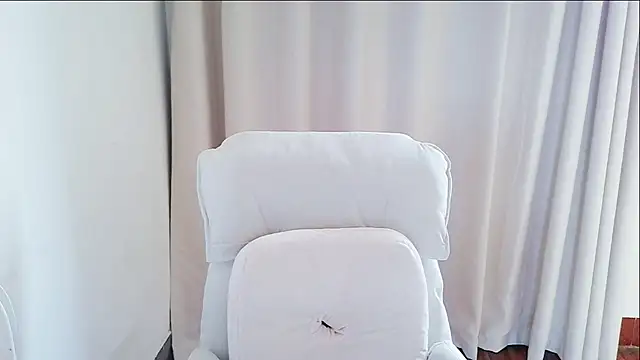 Snapshot of guai00 chatting on 06-18-26, 05:28 guai00 online show from 06-18-26, 05:28