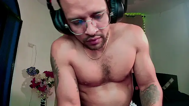LucasGaeel online show from 10-11-25, 04:52