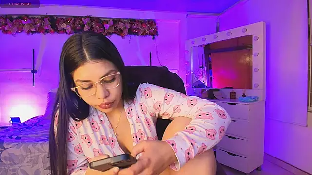 Snapshot of kloe28 chatting on 12-23-25, 10:03 kloe28 online show from 12-23-25, 10:03