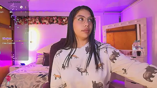 Snapshot of kloe28 chatting on 01-10-26, 04:19 kloe28 online show from 01-10-26, 04:19